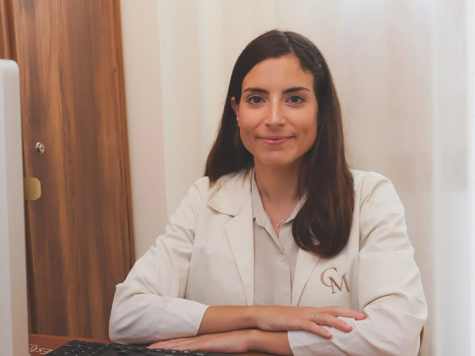 La Dra. Cristina Moya en la consulta de dermatología