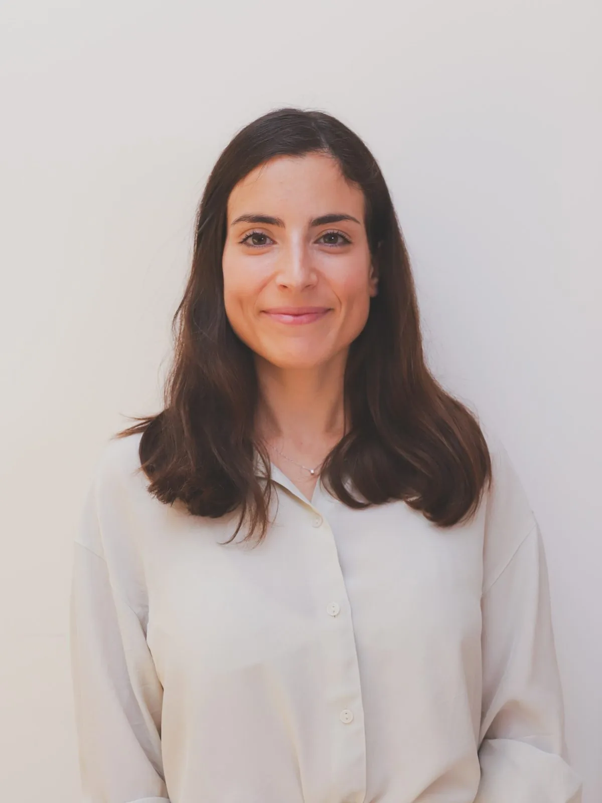 Retrato de la Dra. Cristina Moya, dermatóloga en Albacete